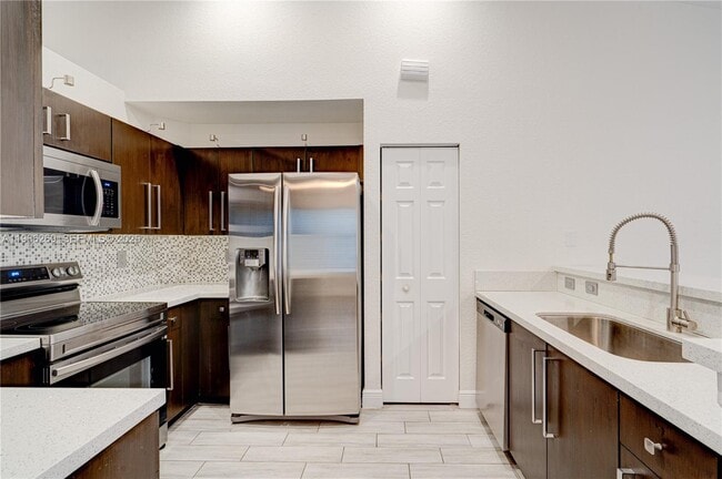 Building Photo - 1121 Golden Cane Dr