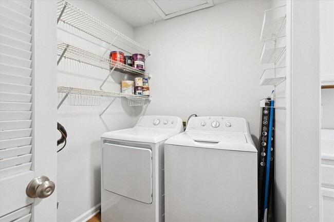 Building Photo - 2BR/2BA Condo Near Langley AFB