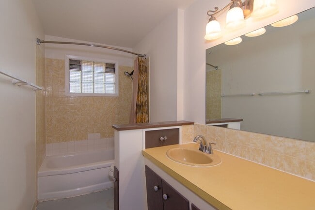 Building Photo - North Side Shadle Park 3 Bed 1.5 Bath Home with beautiful hardwood floors Full Basement