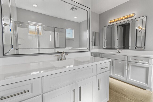 Building Photo - 1063 N 70th Way