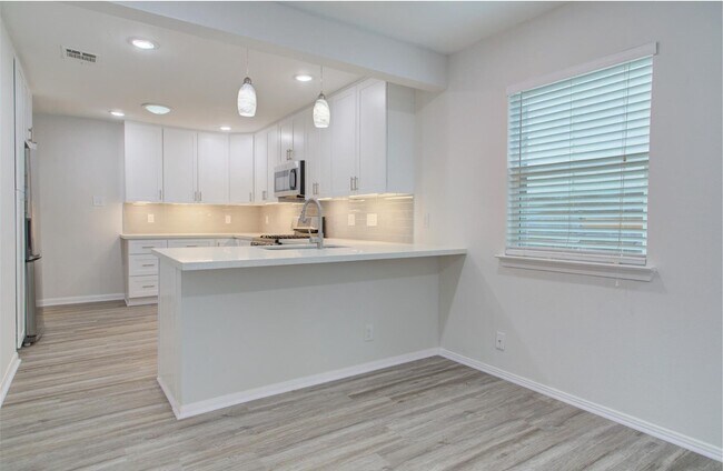 Building Photo - 5704 Darling St