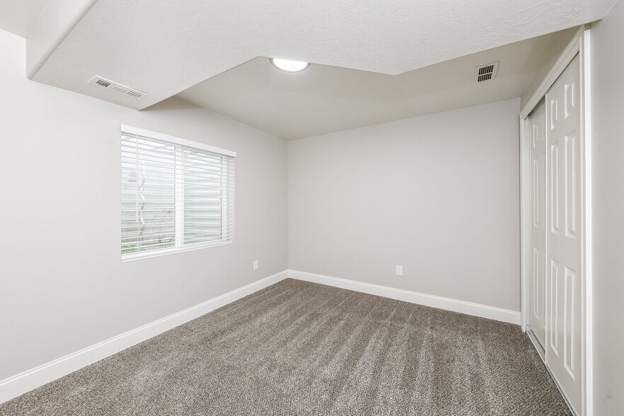 Building Photo - 2251 E Maple Dr
