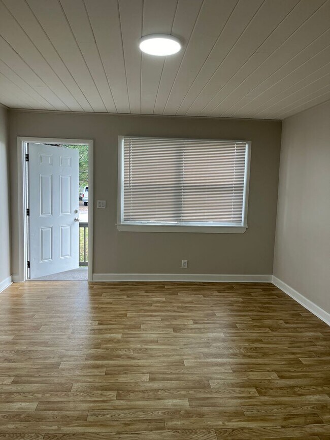 Building Photo - Newly renovated 3/2 for rent!