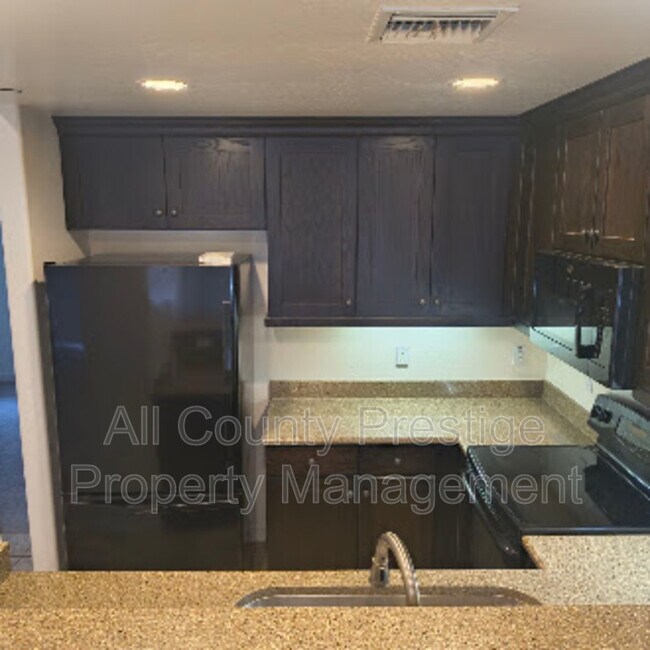 Building Photo - 815 E Rose Ln