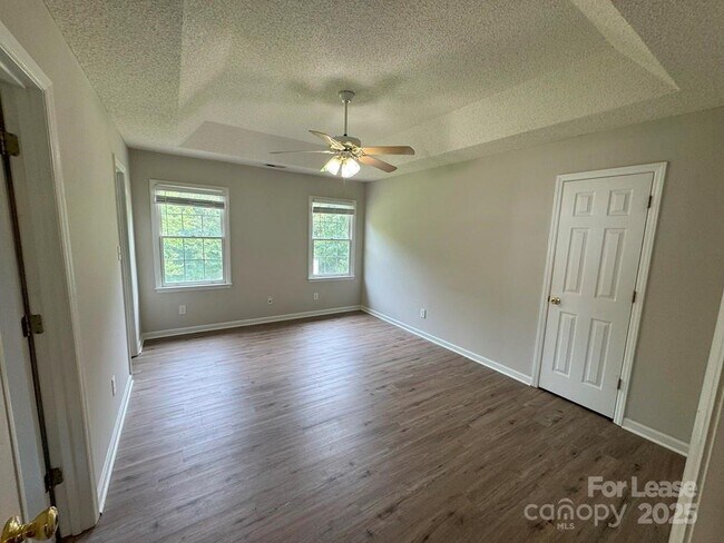 Building Photo - 516 Basswood Way