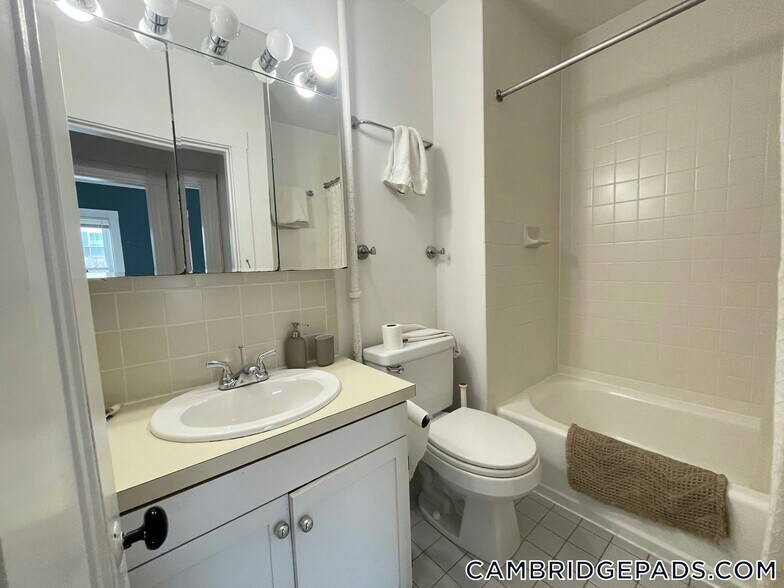 Building Photo - 32 Healey St