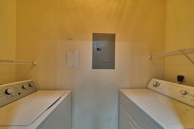 Building Photo - Wonderful 2 bedroom 2 bath Condo End Unit ...