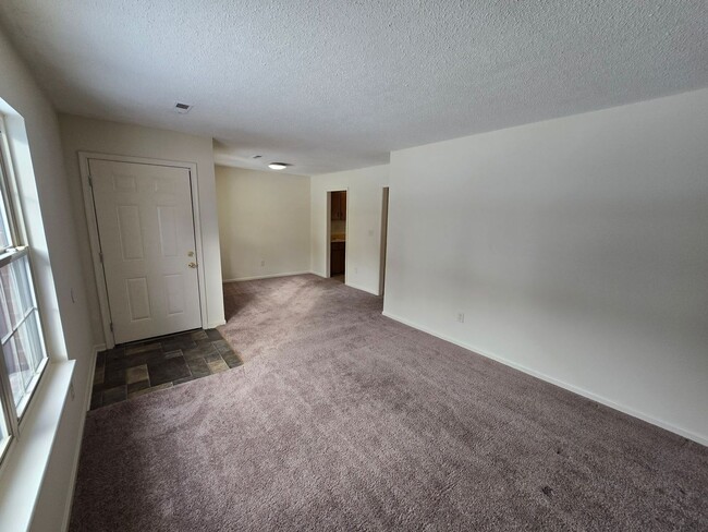 Building Photo - 2 Bedroom duplex - CANNOT APPLY UNTIL YOU ...