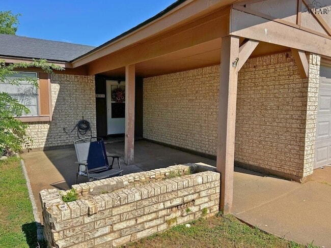Building Photo - 2316 Perrin Dr