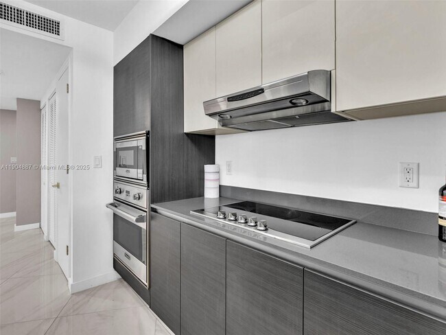 Building Photo - 9821 E Bay Harbor Dr