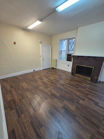 Building Photo - 806 13th St