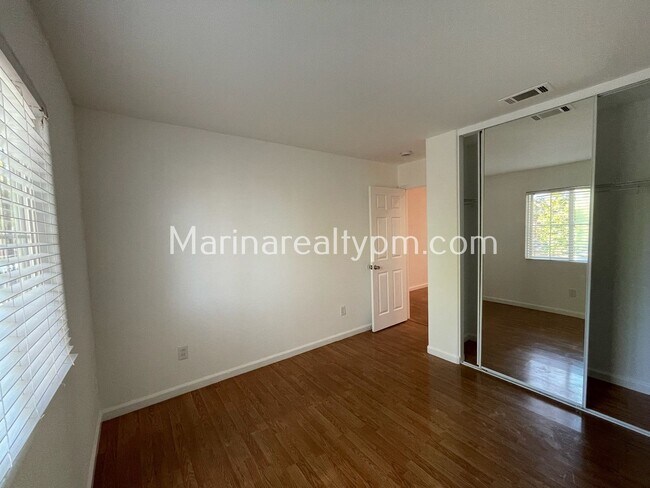 Building Photo - 5 Bedroom 2.5 Bath Two Story House