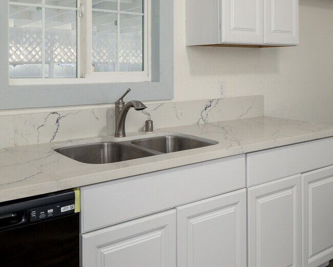 Building Photo - 626 W San Joaquin Ave