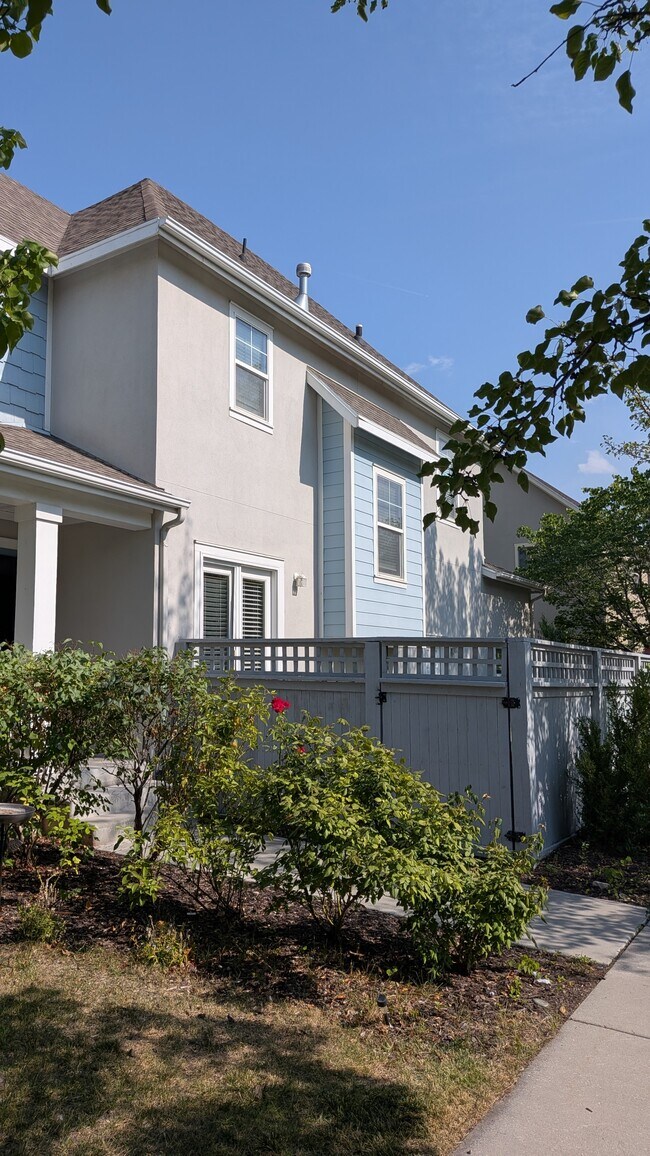 Building Photo - 10241 S Clarks Hill Dr