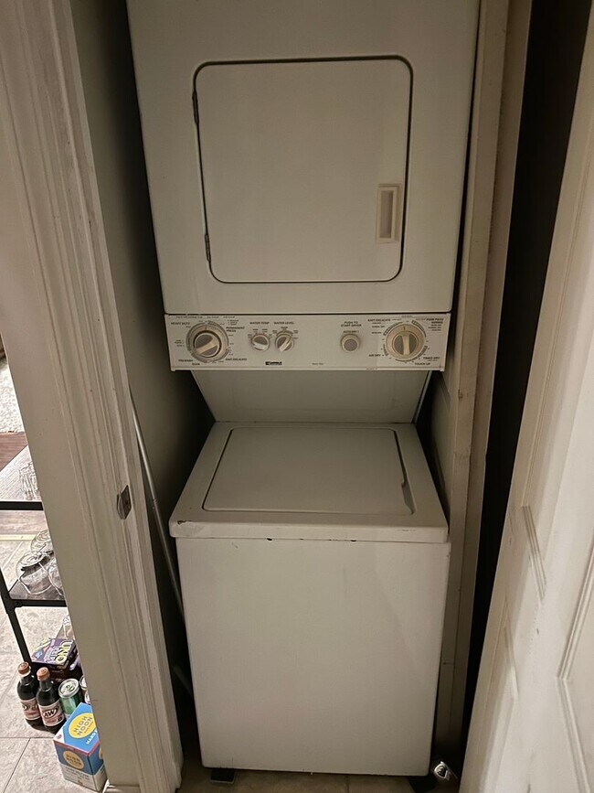 Building Photo - 1927 Fox Wy