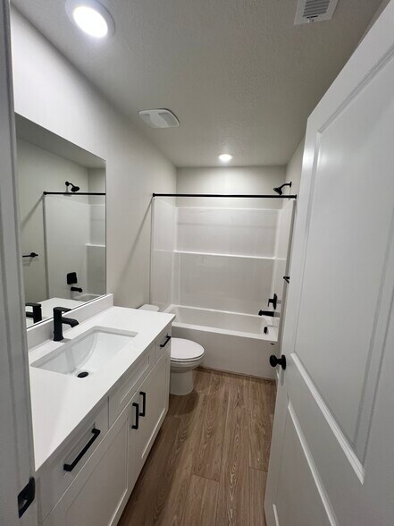 Upstairs Bath - 1163 N 680 W