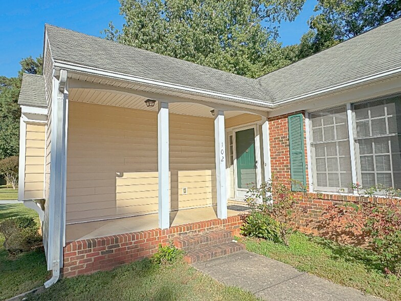 Building Photo - 102 Rock Nest Ct