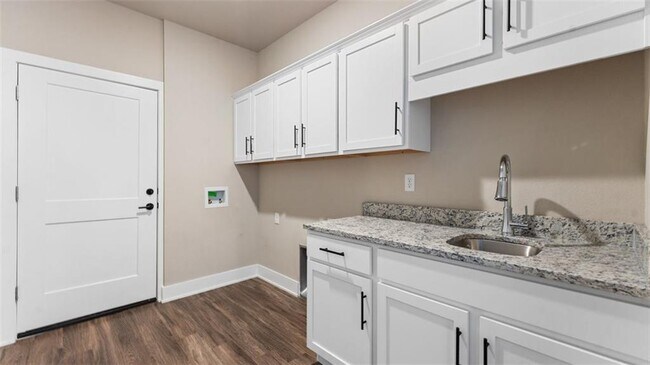 Building Photo - 1023 NE Hts Ln