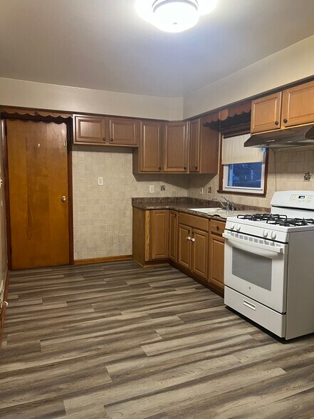 Building Photo - 864 Rosemont Ave N