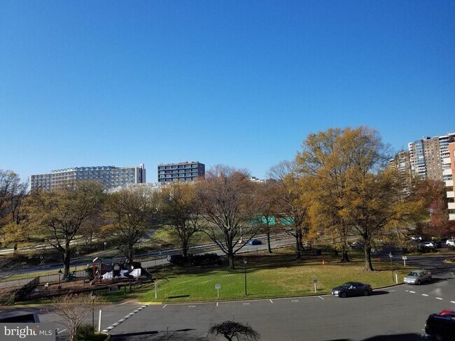 Building Photo - 1011 Arlington Blvd