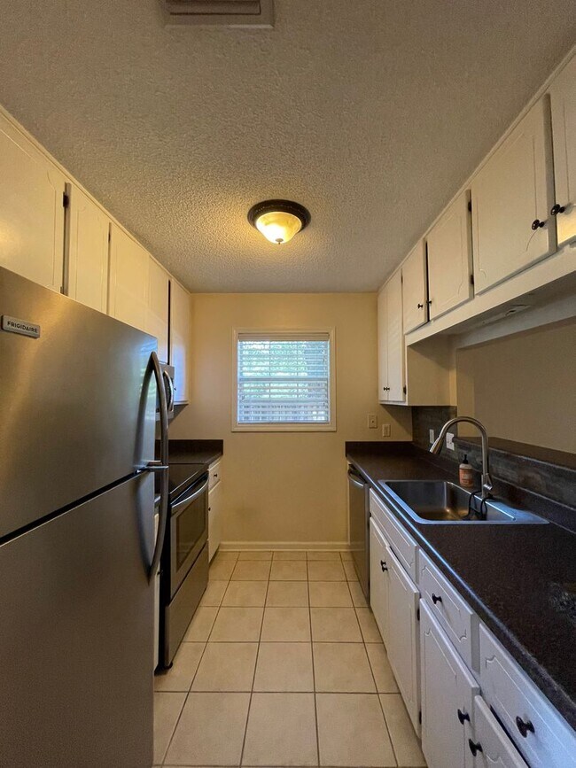 Building Photo - Foxchase Subdivision! END UNIT CLOSE TO COMMUNITY POOL