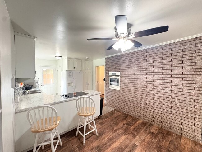 Building Photo - 437 Circleway Dr