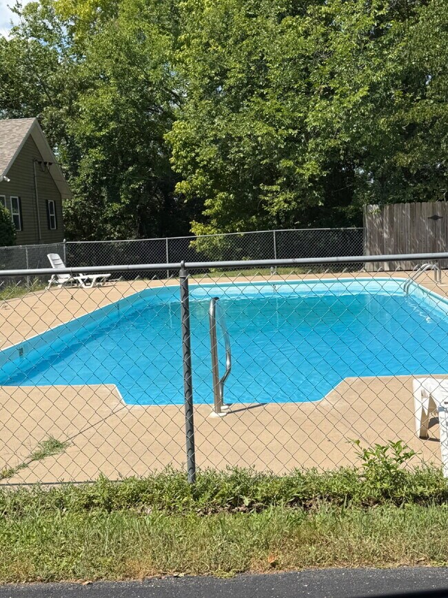 Building Photo - Last 2BR unit at Green Oaks