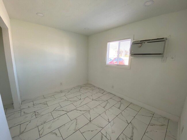 Building Photo - 814 N Tonopah Dr