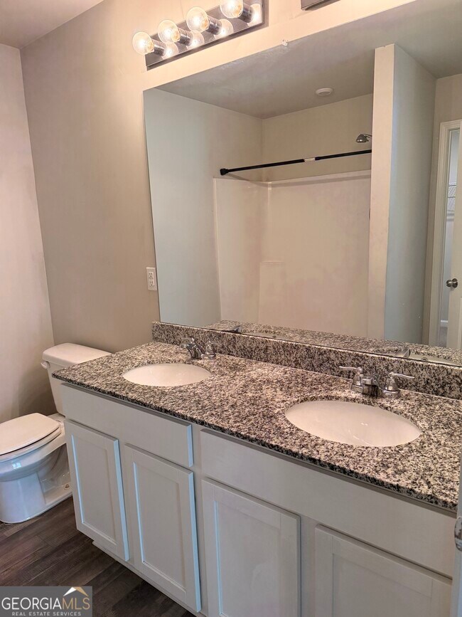 Building Photo - 725 Cole Dr