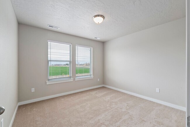 Building Photo - Charming & Modern Townhouse in Meridian!