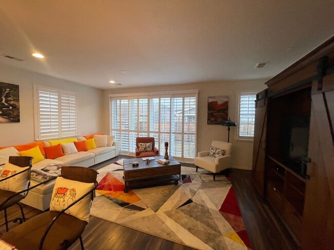 Building Photo - Beautiful Fully Furnished Home