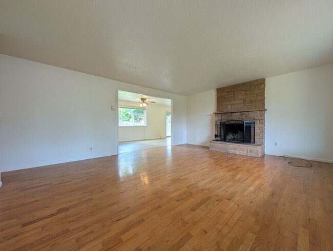 Building Photo - 3-Bedroom, 2-Bath Home In The River Road A...