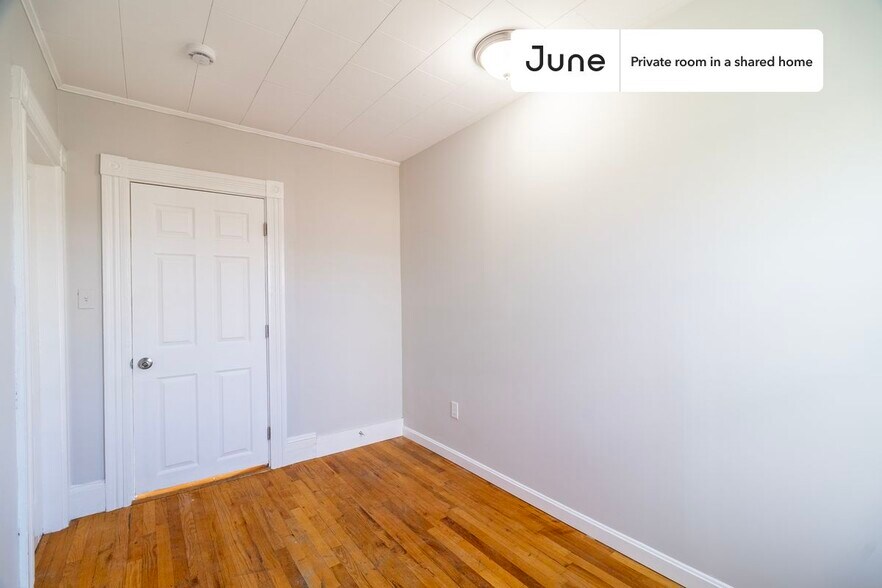 Building Photo - Room in Shared 4 bed/1 bath home