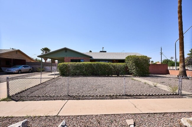 Building Photo - Eastside (Broadway and Wilmot) 3 bedroom, ...