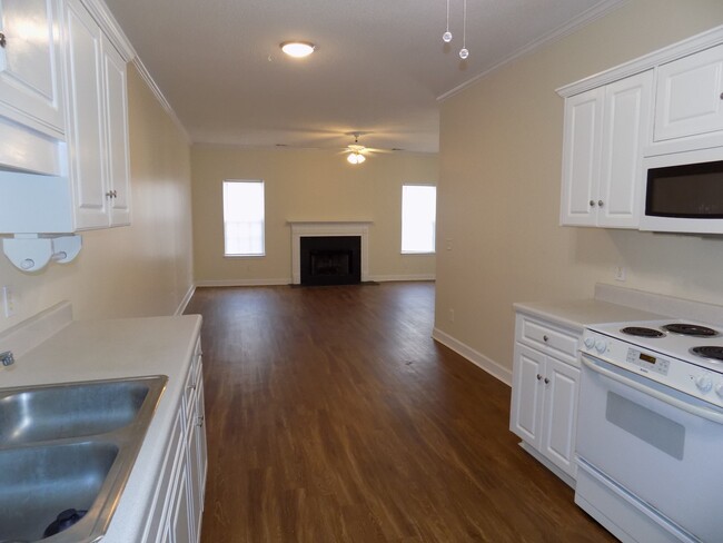 Building Photo - 2 Bedroom, 2 Bath Townhome on Southside Sa...