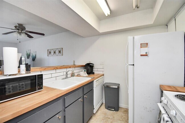 Building Photo - 2820 S Bartell Dr