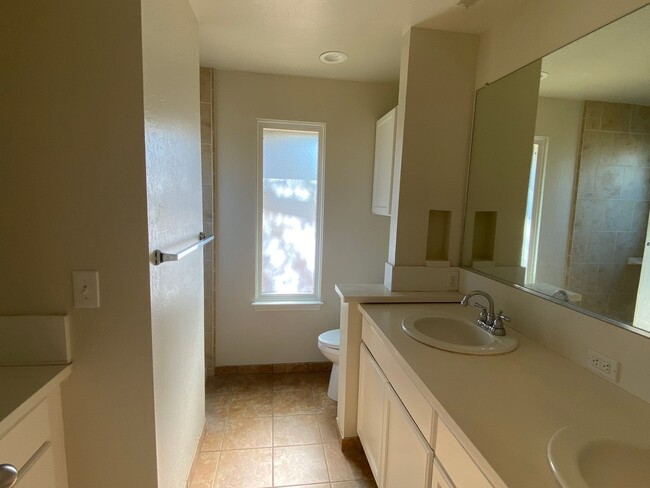 Building Photo - Large 3bd 2 ba home with a great country feel.
