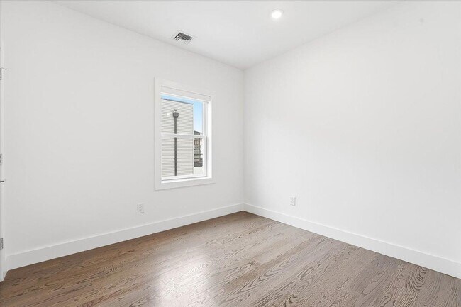 Building Photo - 290 Griffith St