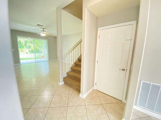 Building Photo - Spacious 4/3 Single Family Home!!