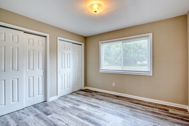 Building Photo - 2 bedroom 1 bath condo - Hampstead