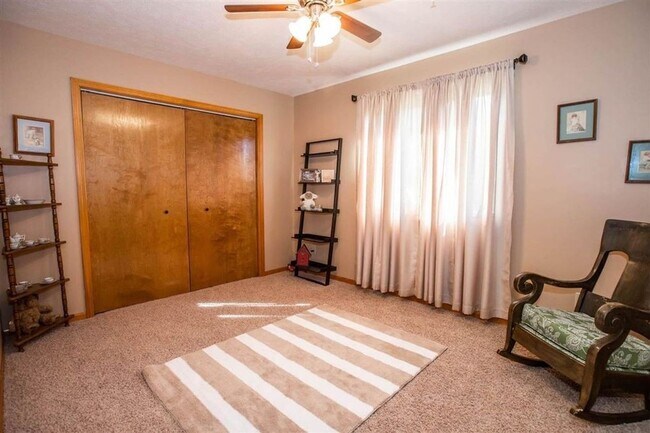 Building Photo - MINUTES FROM OGDEN GATE! LARGE BACKYARD!