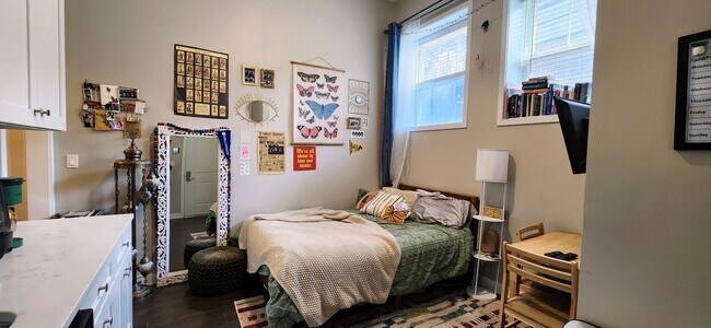 Building Photo - 1409 W Diversey Pkwy