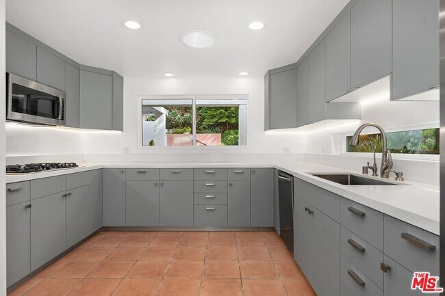 Building Photo - 1248 Bienveneda Ave