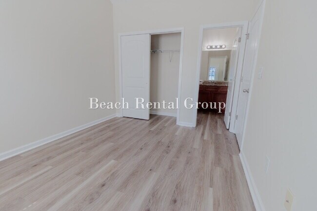 Building Photo - Renovated and Close to the Beach