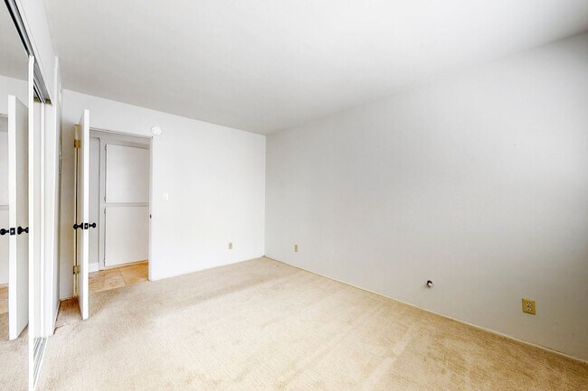 Building Photo - 242 Avenida Lobeiro