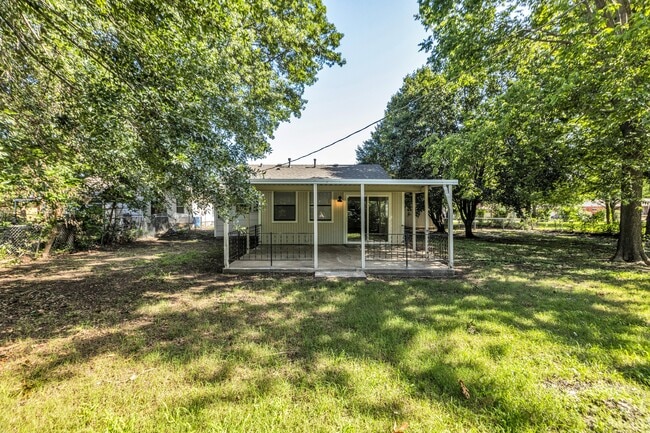 Building Photo - 114 E Ross Ave