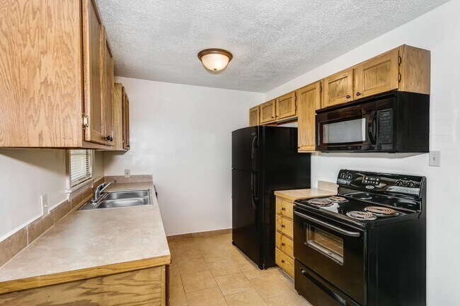 Building Photo - Cozy 2 Bedroom for Fall