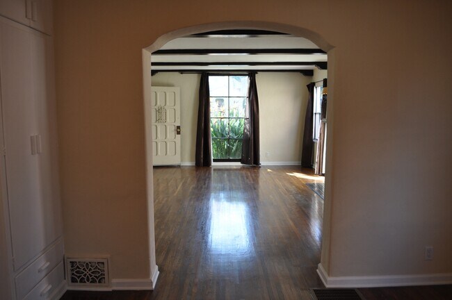 Building Photo - 1352 Masselin Ave