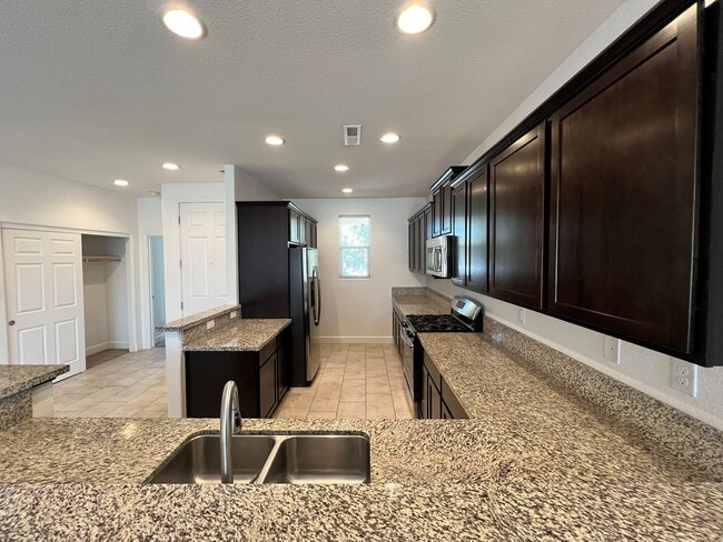 Building Photo - Large 4-bedroom home in Green Valley Estat...