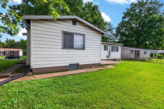 Building Photo - 1310 Petite Dr